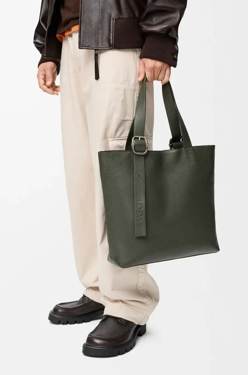 sac cabas zippé à boucle en cuir de veau souple grainé kaki foncé