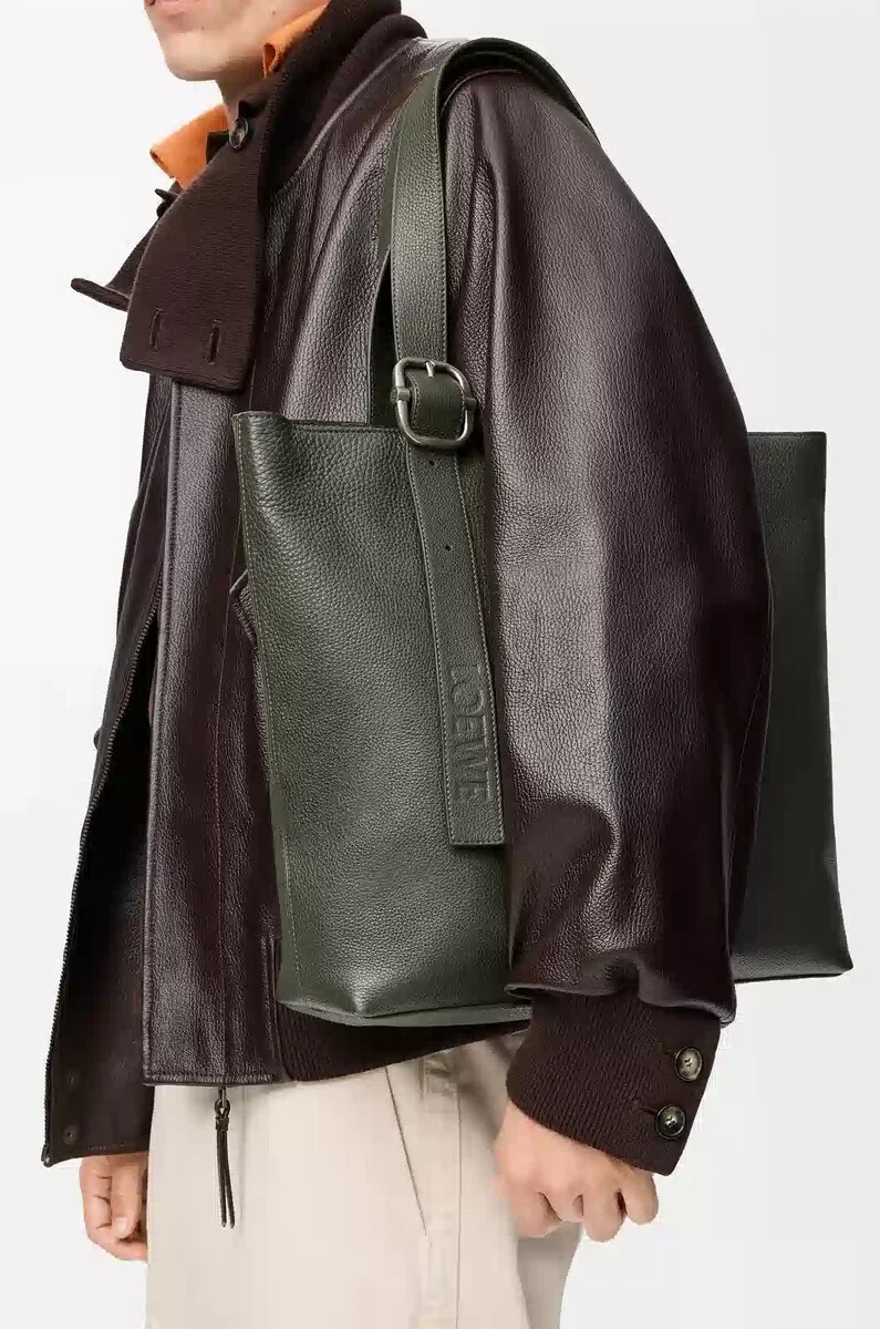 sac cabas zippé à boucle en cuir de veau souple grainé kaki foncé