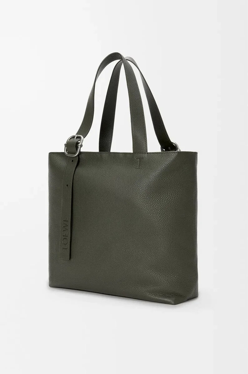 sac cabas zippé à boucle en cuir de veau souple grainé kaki foncé