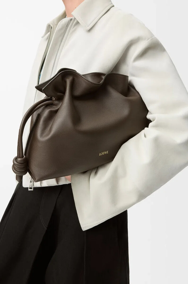 pochette flamenco moyenne en cuir de veau nappa chocolat