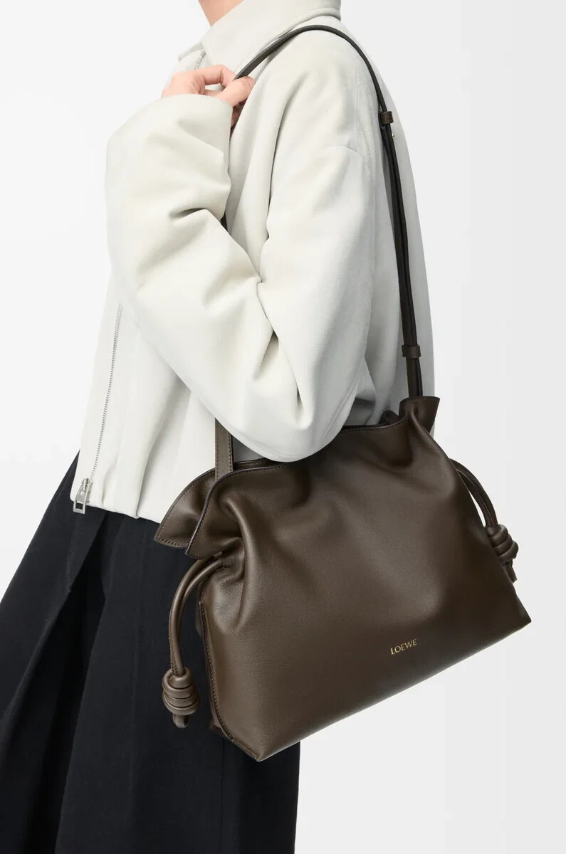 pochette flamenco moyenne en cuir de veau nappa chocolat