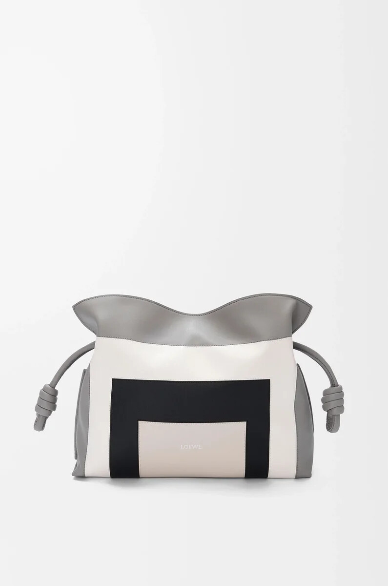 pochette flamenco moyenne en cuir de veau nappa grisfantôme clair
