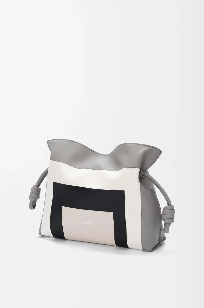 pochette flamenco moyenne en cuir de veau nappa grisfantôme clair