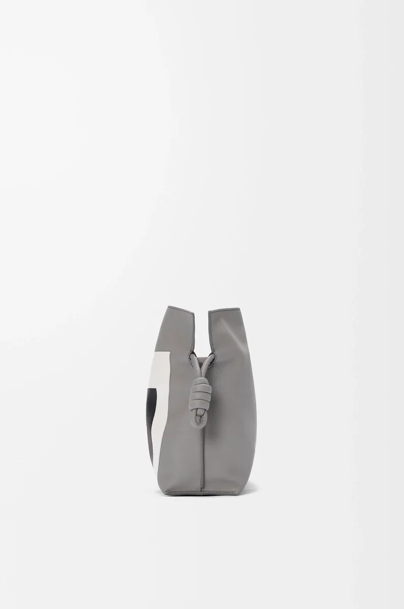 pochette flamenco moyenne en cuir de veau nappa grisfantôme clair