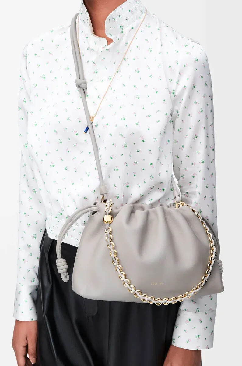 sac à main flamenco moyen en cuir dagneau nappa souple gris coquillage