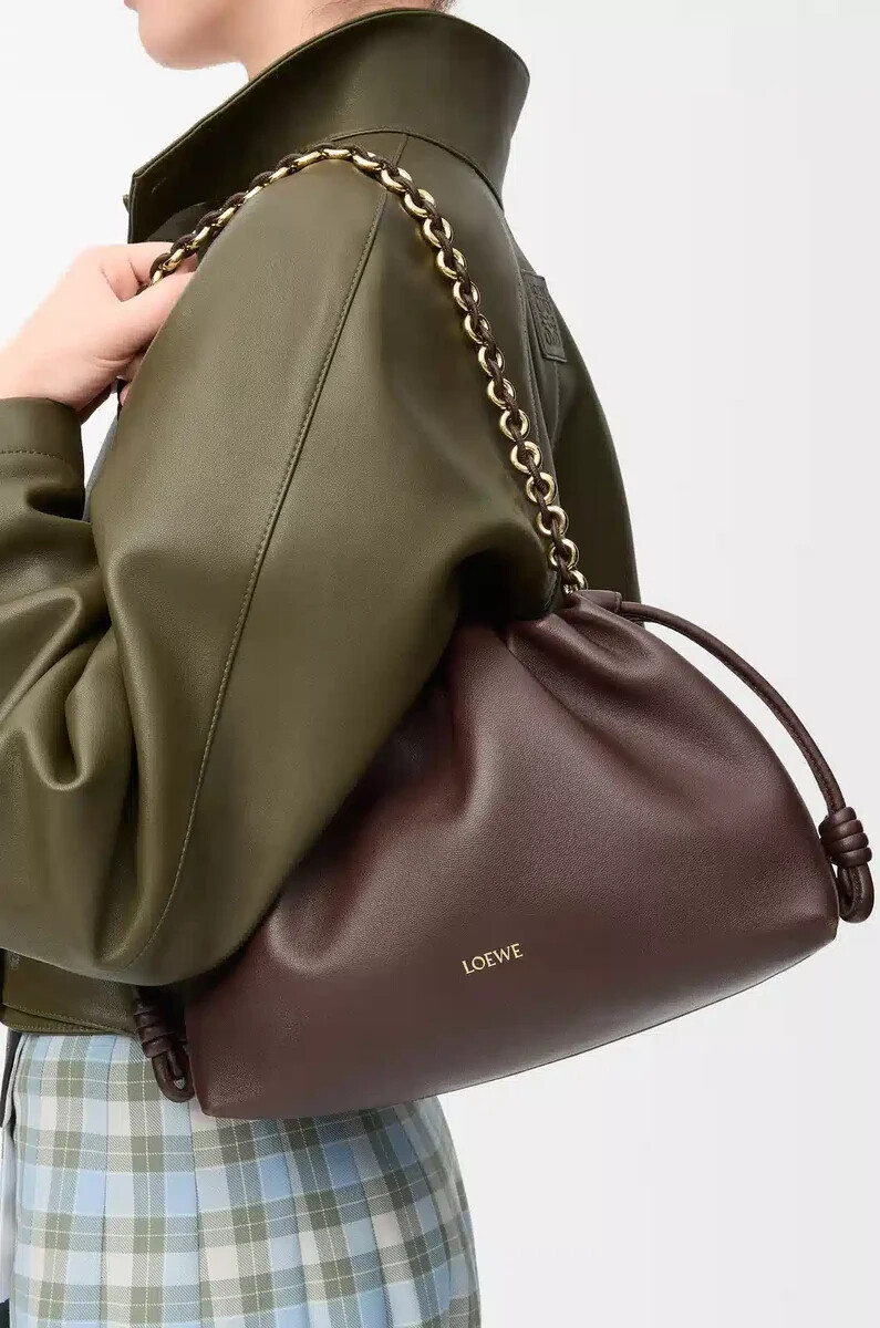 sac à main flamenco moyen en cuir dagneau nappa souple couleur châtaigne foncée
