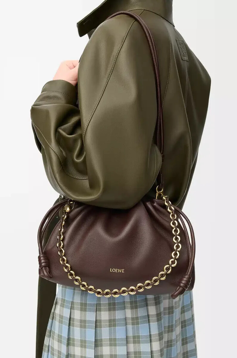 sac à main flamenco moyen en cuir dagneau nappa souple couleur châtaigne foncée