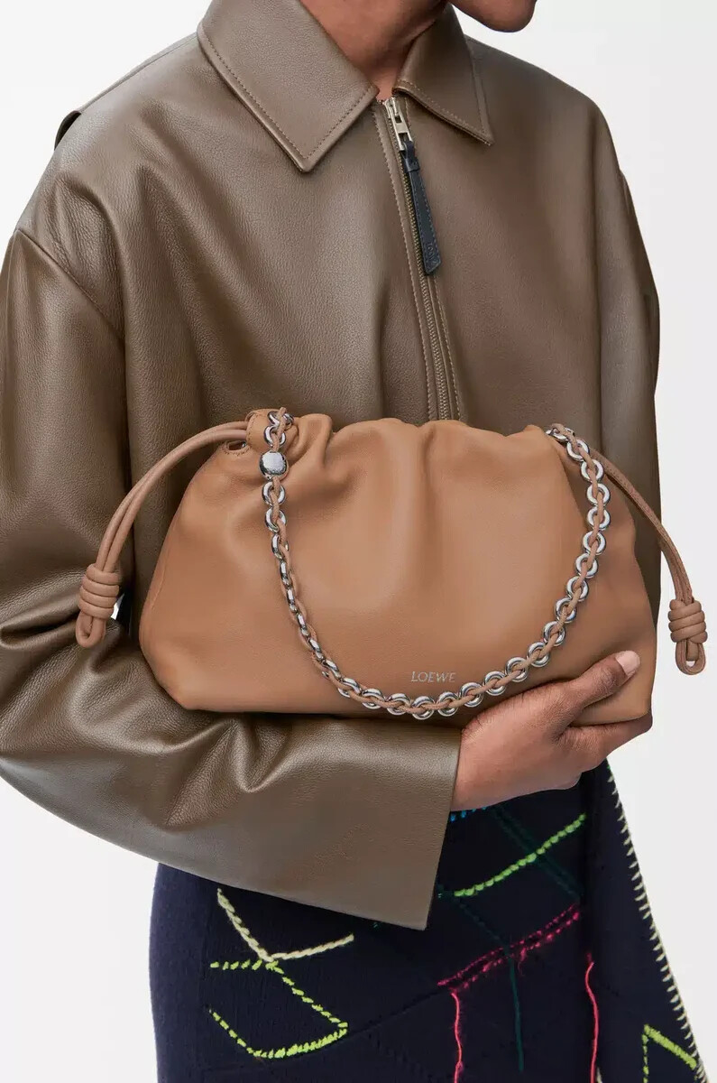 sac à main flamenco moyen en cuir dagneau nappa souple couleur moka