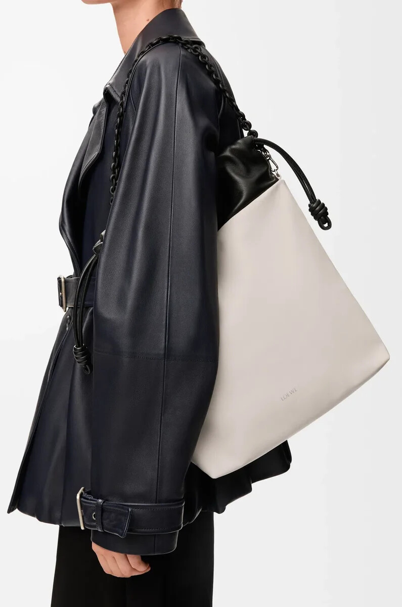 sac cabas flamenco en cuir dagneau nappa souple couleur light ghostblack