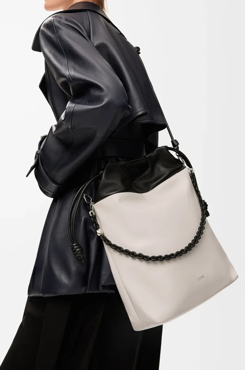sac cabas flamenco en cuir dagneau nappa souple couleur light ghostblack