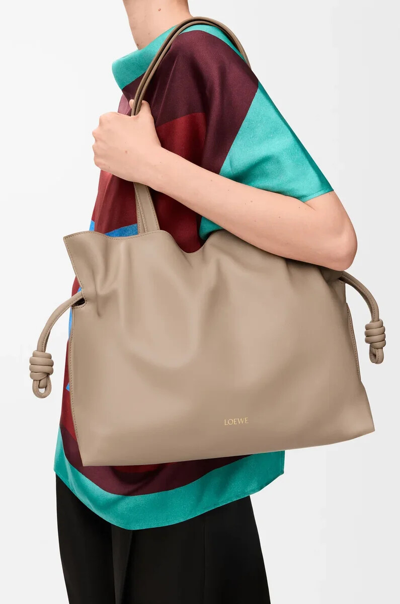 grande pochette flamenco en cuir de veau nappa couleur sable