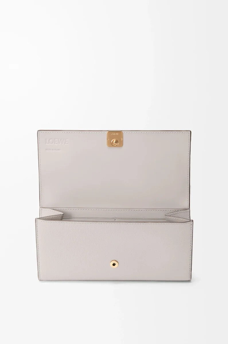 portefeuille continental anagram en cuir de veau grainé gris clair