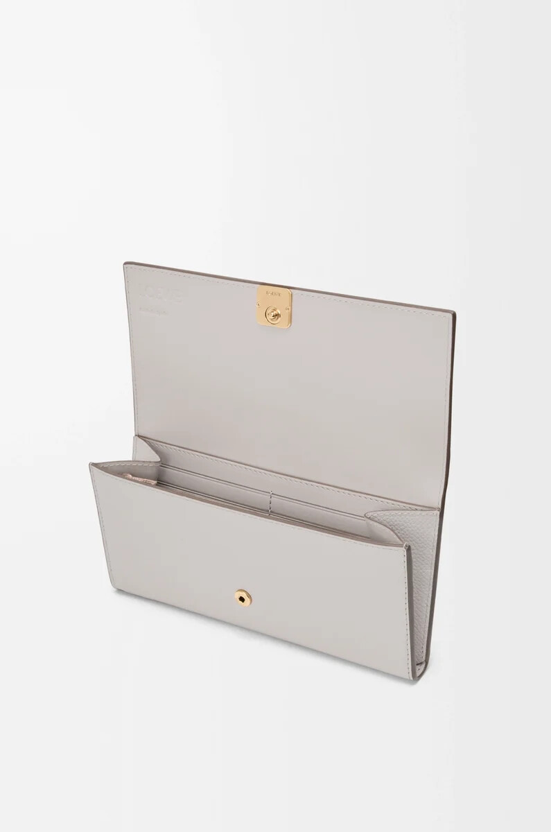 portefeuille continental anagram en cuir de veau grainé gris clair