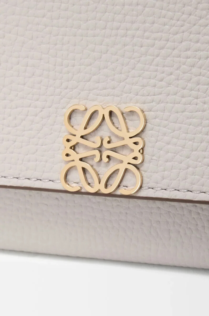 portefeuille continental anagram en cuir de veau grainé gris clair