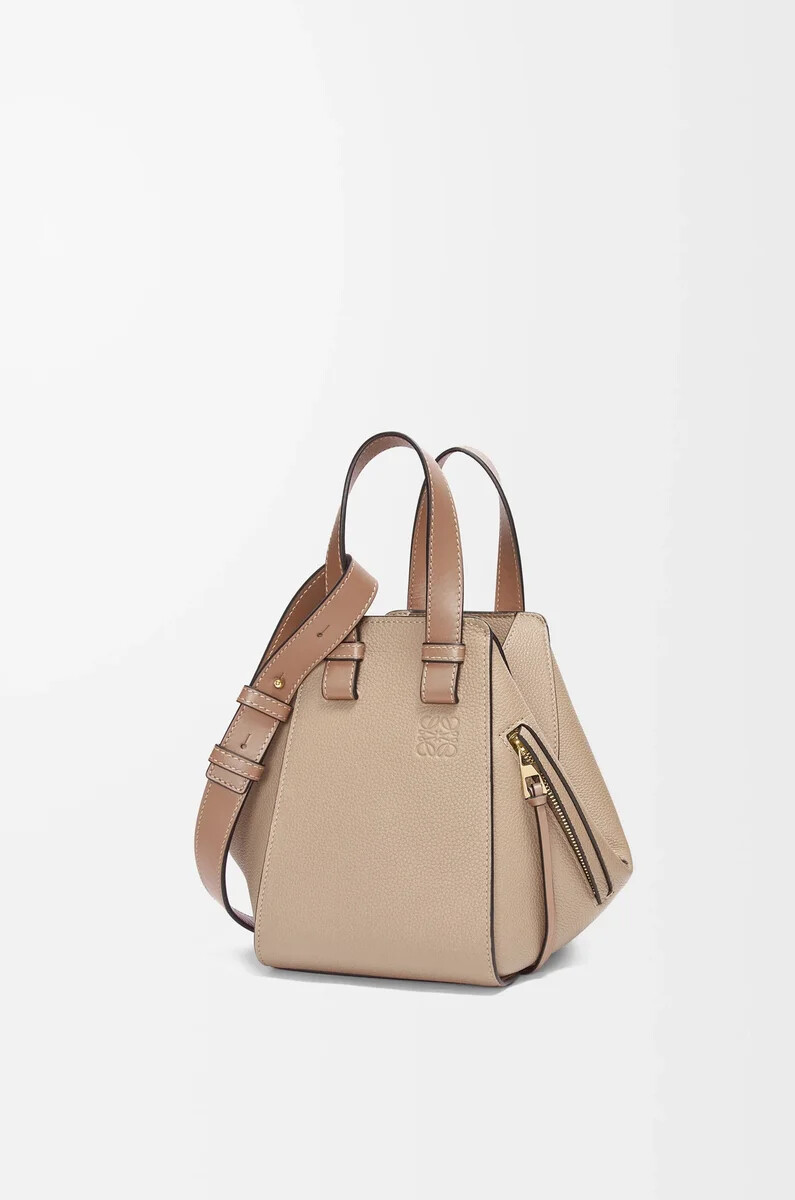 sac à hamac compact en cuir de veau grainé souple couleur sable