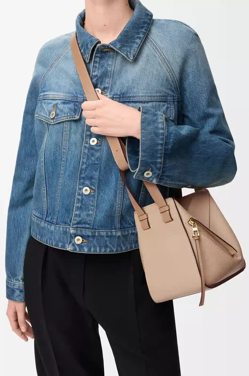 sac à hamac compact en cuir de veau grainé souple couleur sable