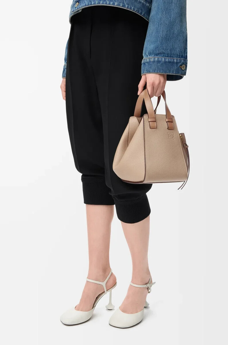 sac à hamac compact en cuir de veau grainé souple couleur sable