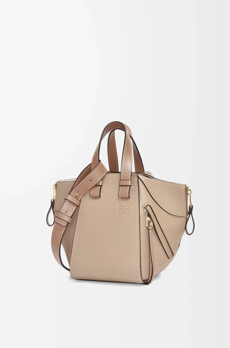 sac à hamac compact en cuir de veau grainé souple couleur sable