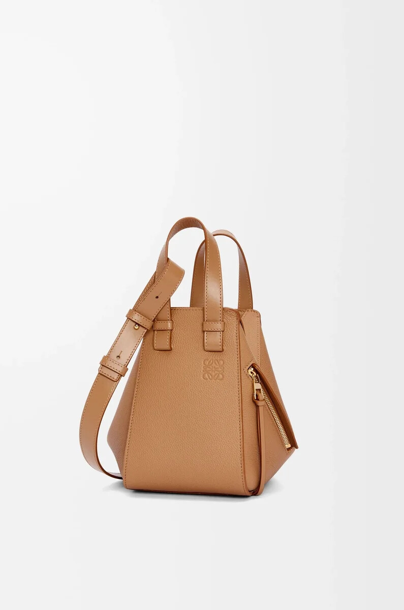 sac à hamac compact en cuir de veau grainé souple couleur caramel