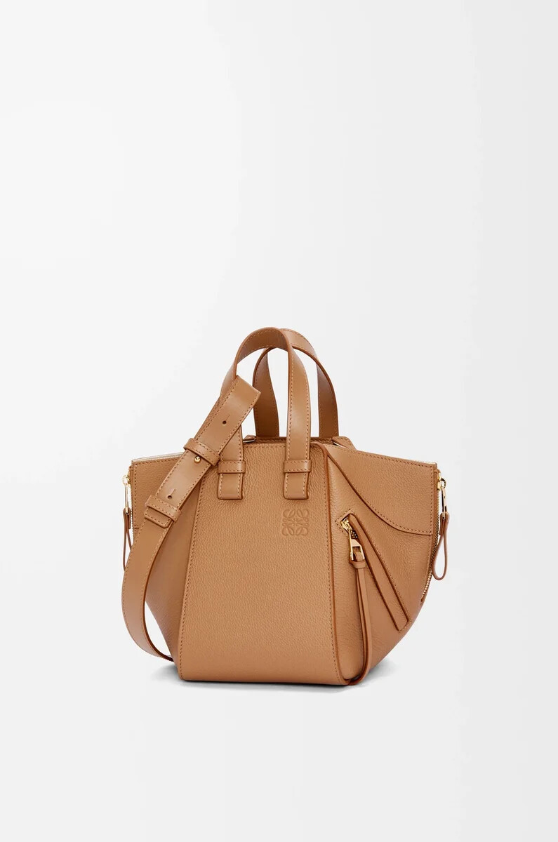sac à hamac compact en cuir de veau grainé souple couleur caramel