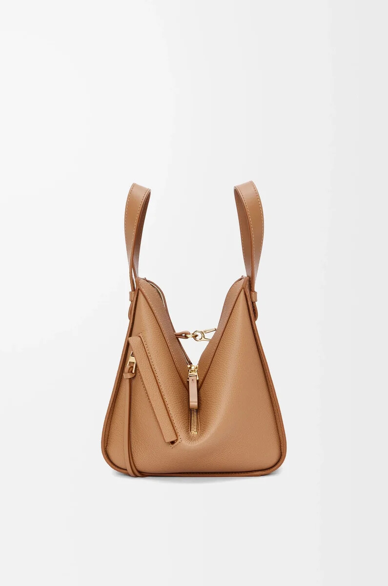 sac à hamac compact en cuir de veau grainé souple couleur caramel