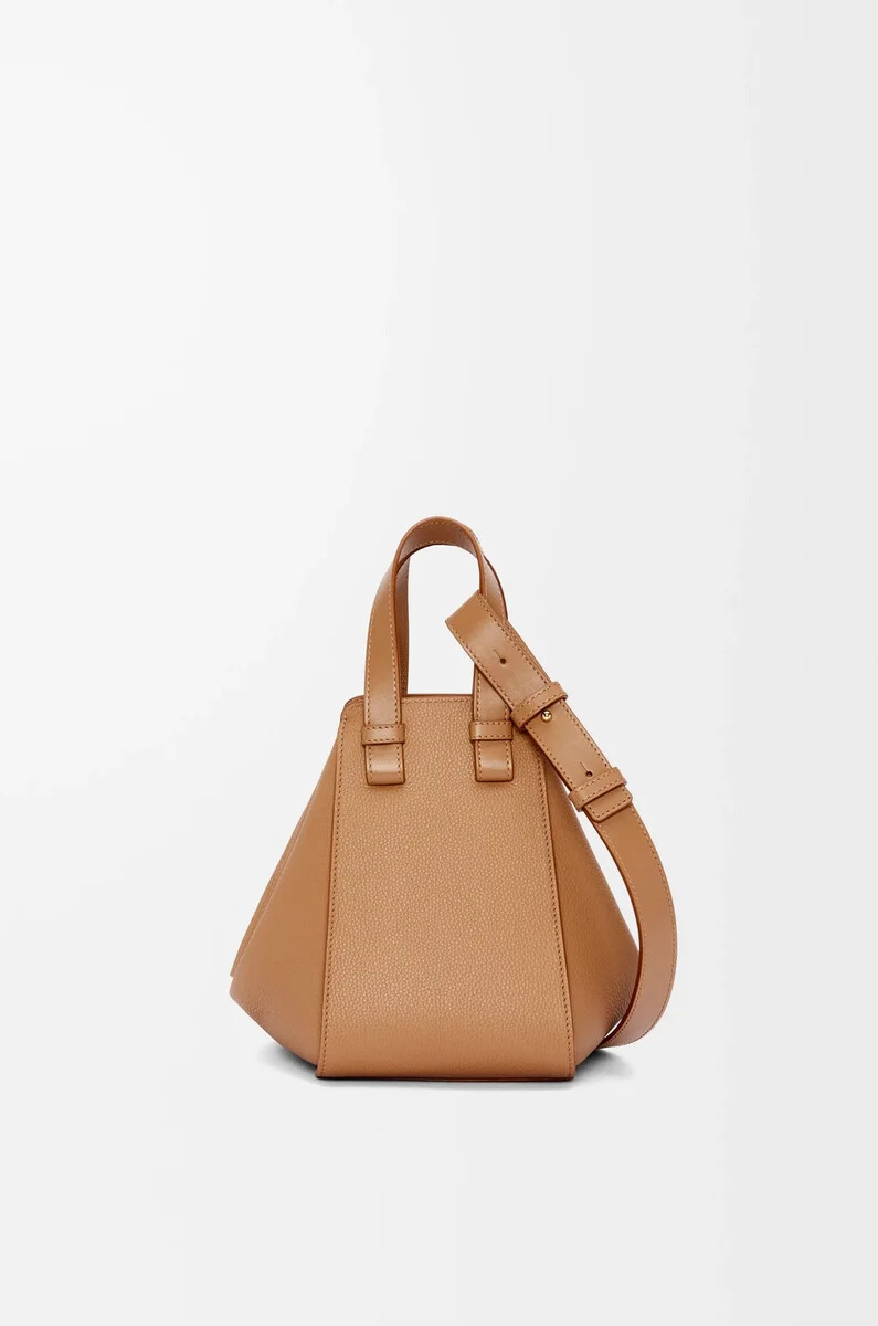 sac à hamac compact en cuir de veau grainé souple couleur caramel