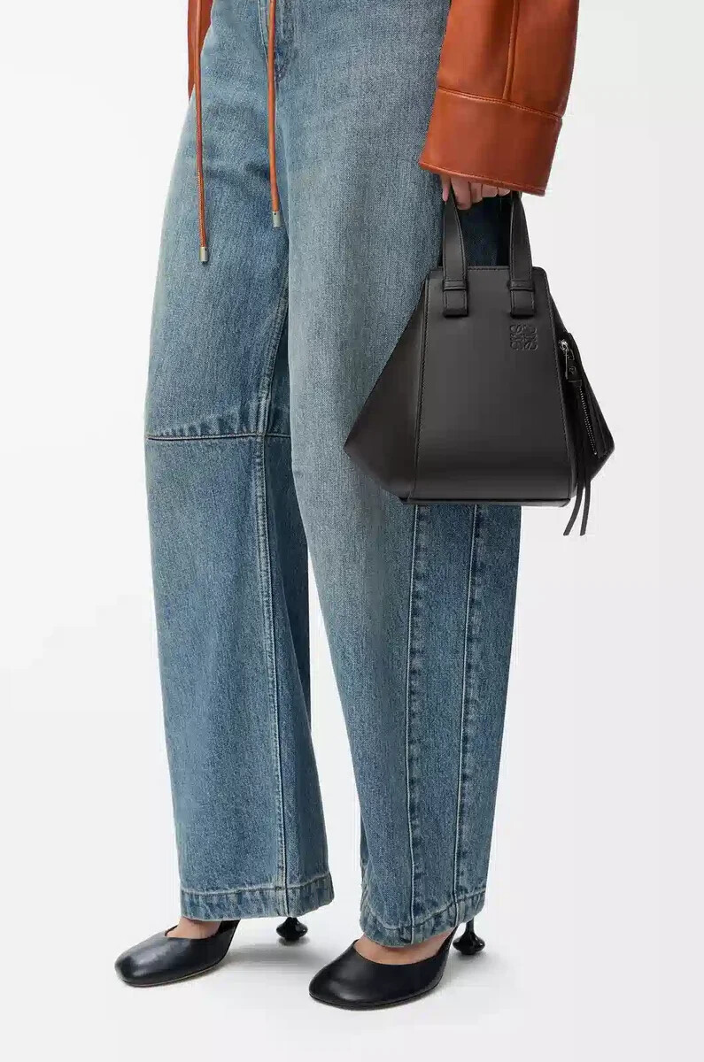 sac à hamac compact en cuir de veau noir classique