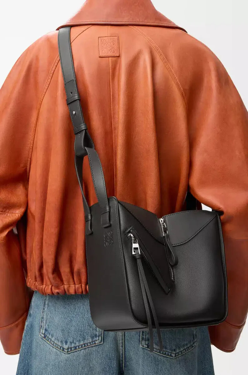 sac à hamac compact en cuir de veau noir classique