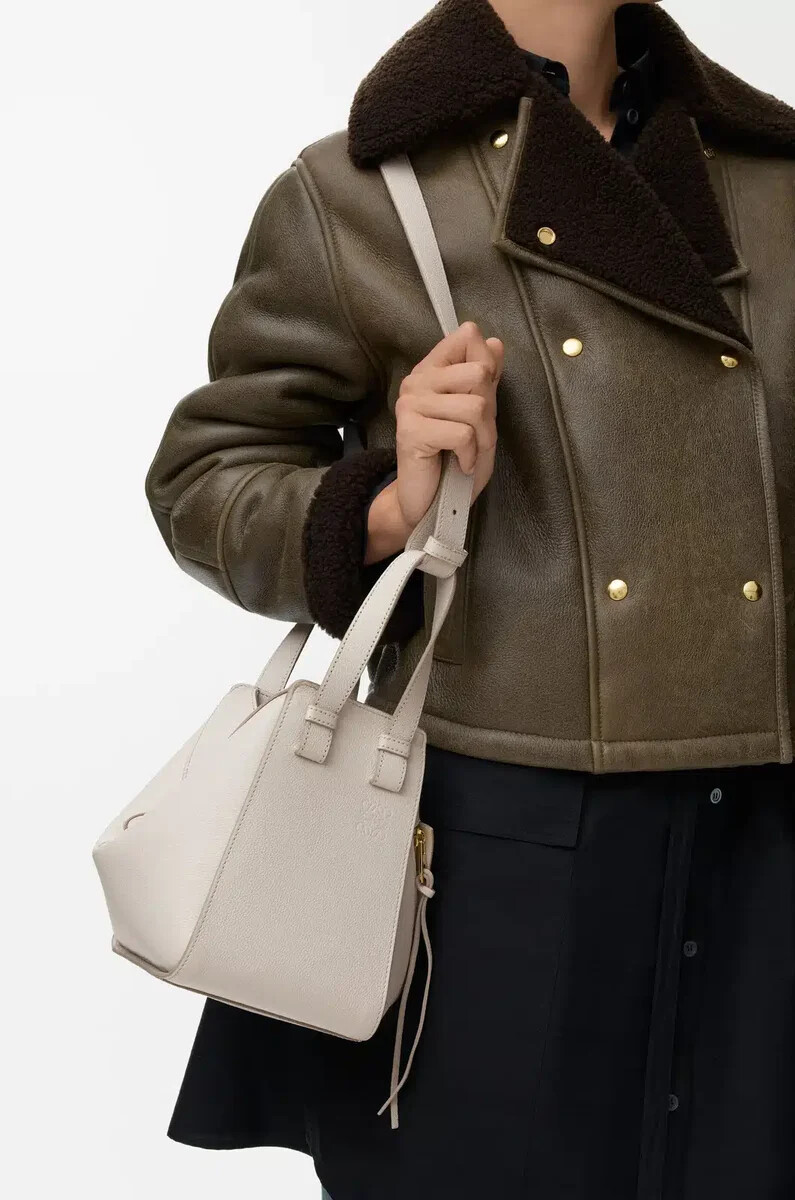 sac à hamac compact en cuir de veau grainé souple light ghost