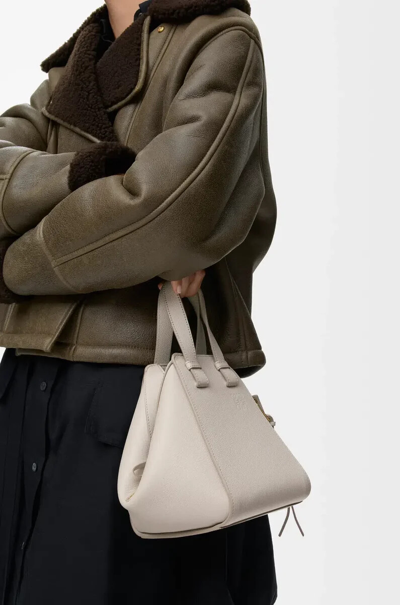 sac à hamac compact en cuir de veau grainé souple light ghost