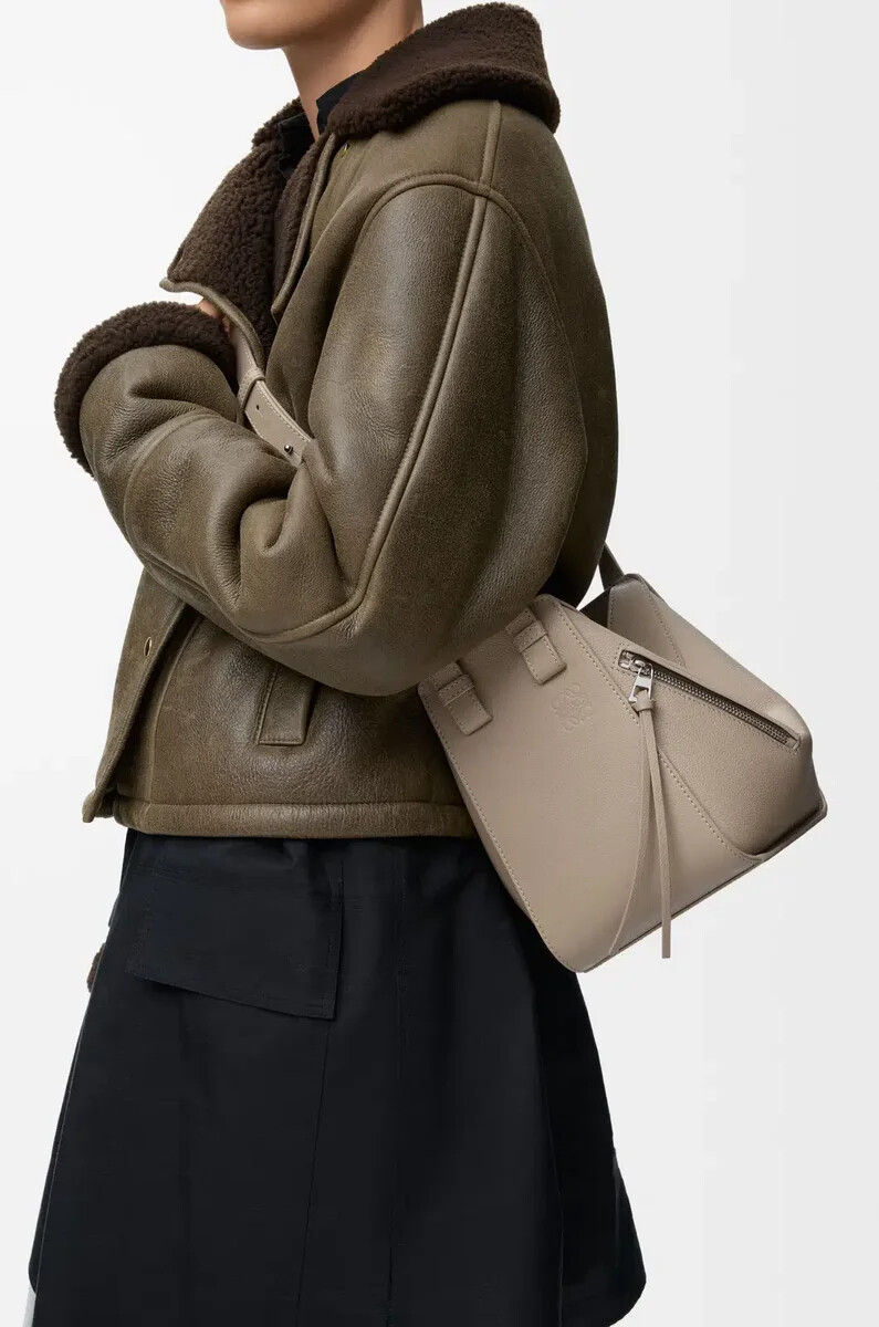sac à hamac compact en cuir de veau souple grainé couleur argile