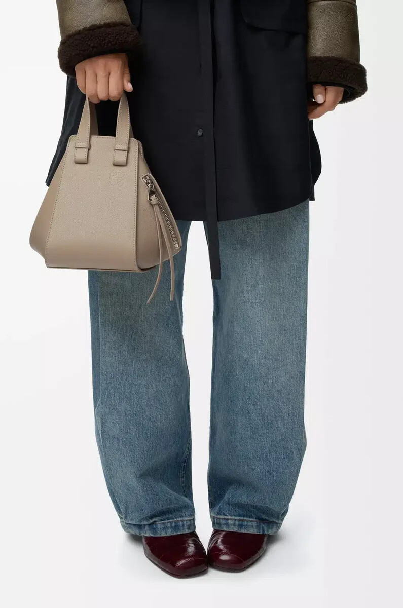 sac à hamac compact en cuir de veau souple grainé couleur argile