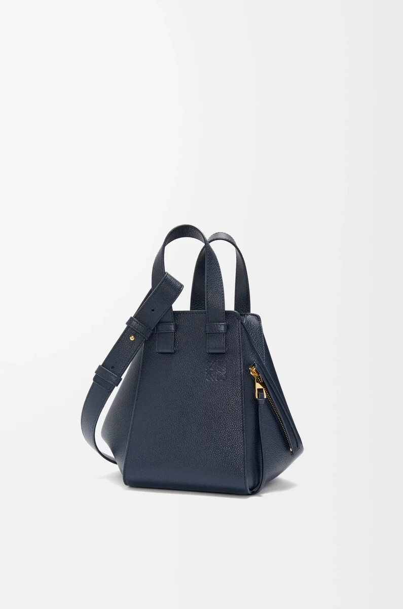 sac à hamac compact en cuir de veau grainé souple bleu marine profond
