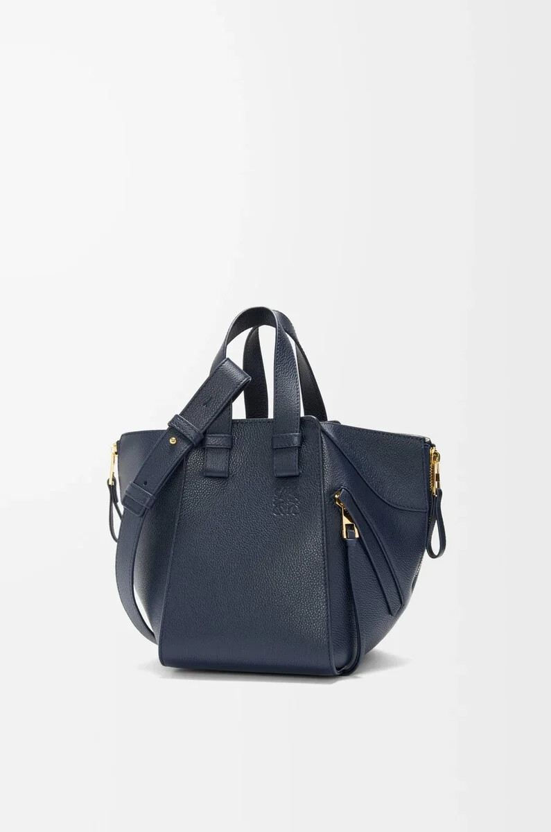 sac à hamac compact en cuir de veau grainé souple bleu marine profond