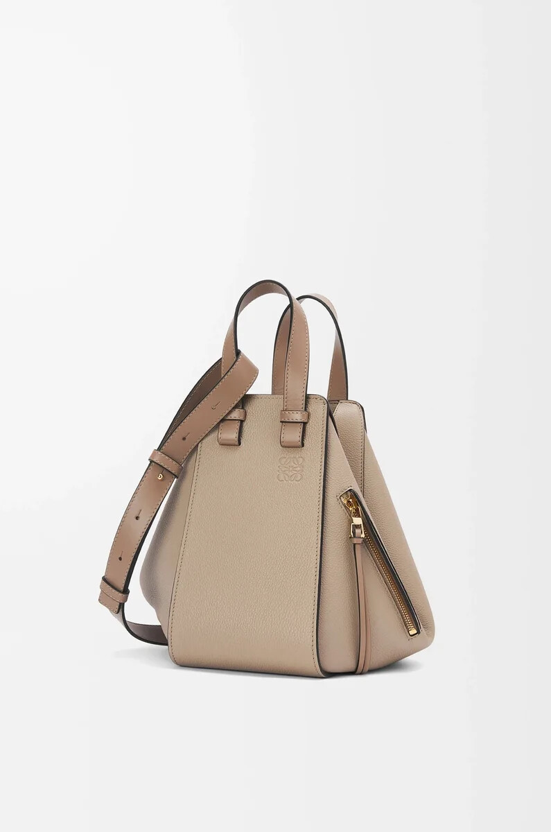 petit sac à hamac en cuir de veau souple grainé couleur sable