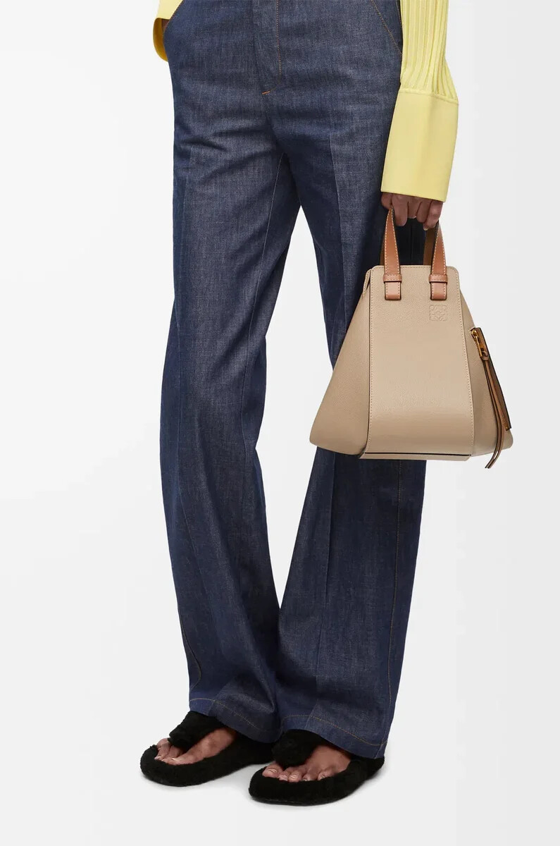petit sac à hamac en cuir de veau souple grainé couleur sable