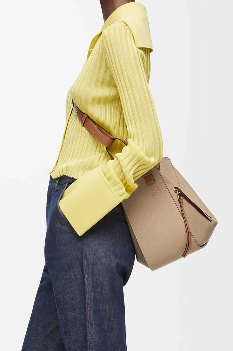 petit sac à hamac en cuir de veau souple grainé couleur sable
