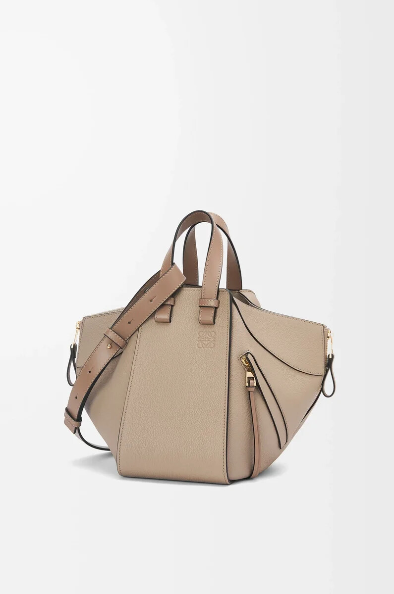 petit sac à hamac en cuir de veau souple grainé couleur sable