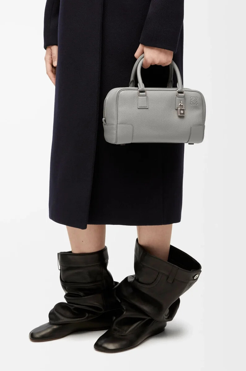 sac amazona 23 en cuir de veau grainé souple gris perle