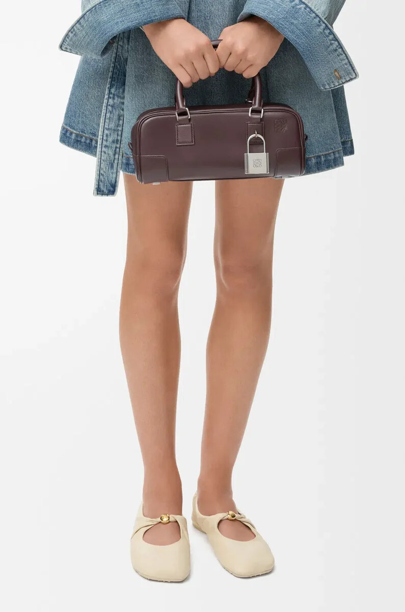 sac court amazona 23 en cuir de veau brillant couleur châtaigne foncée