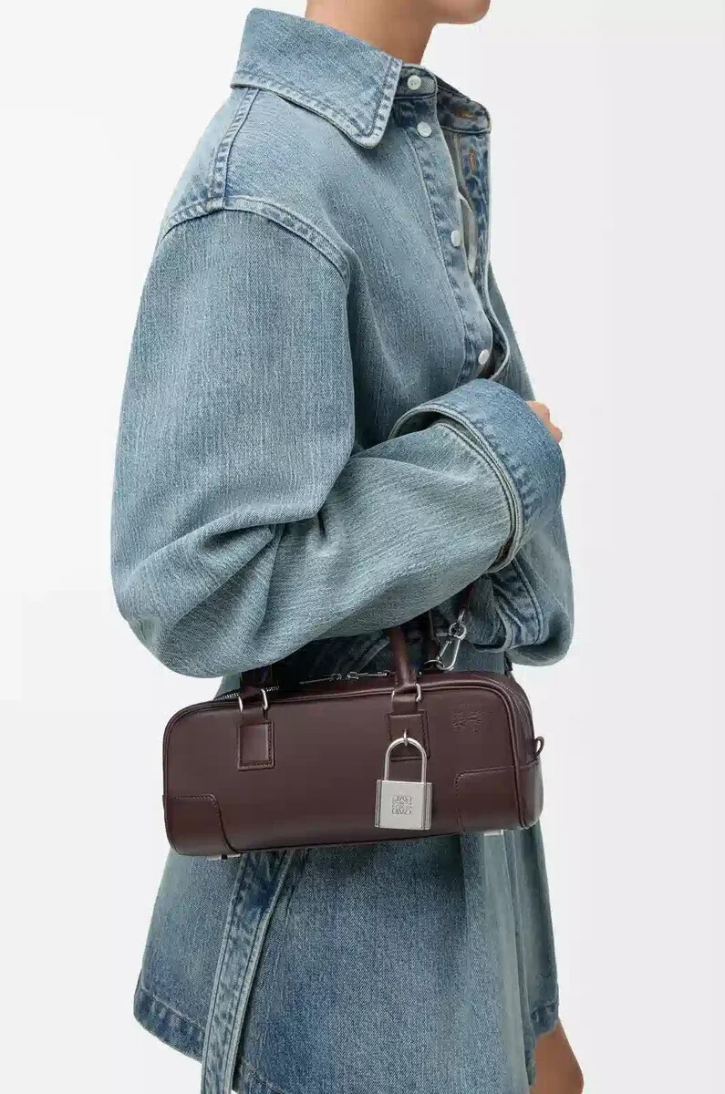 sac court amazona 23 en cuir de veau brillant couleur châtaigne foncée