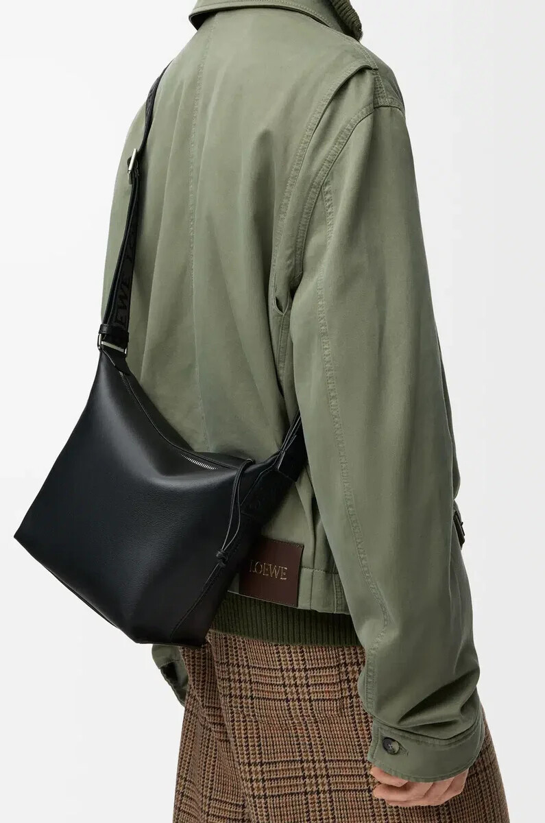 petit sac bandoulière cubi en cuir de veau souple et lisse et jacquard noir