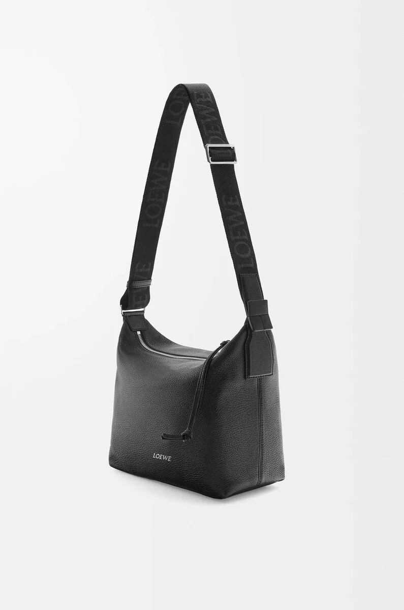 petit sac bandoulière cubi en cuir de veau grainé souple noir