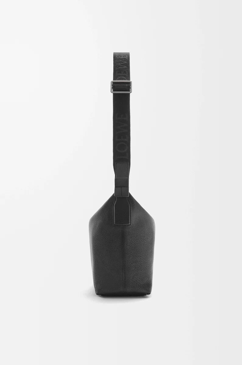 petit sac bandoulière cubi en cuir de veau grainé souple noir