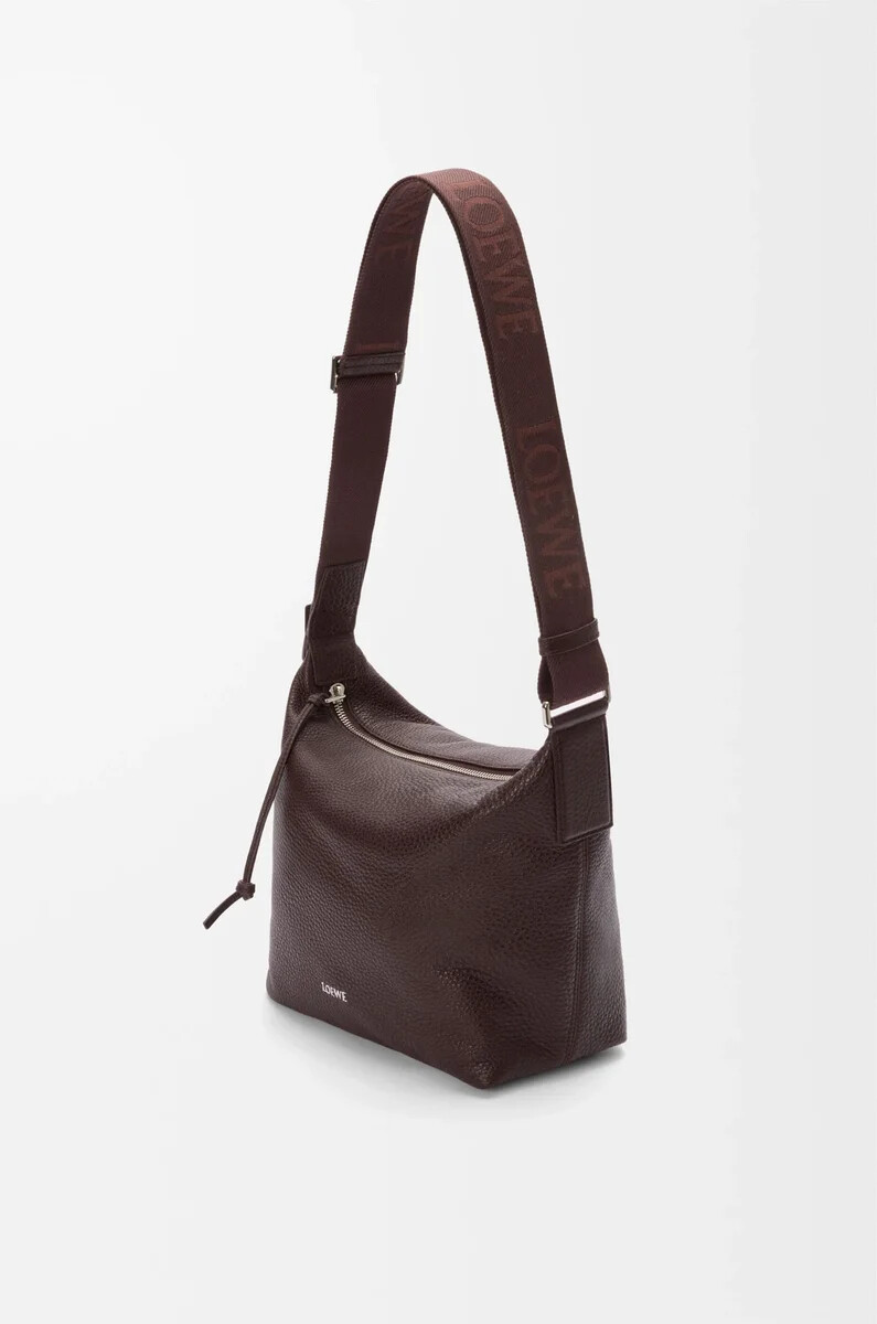 petit sac bandoulière cubi en cuir de veau souple grainé couleur bordeaux