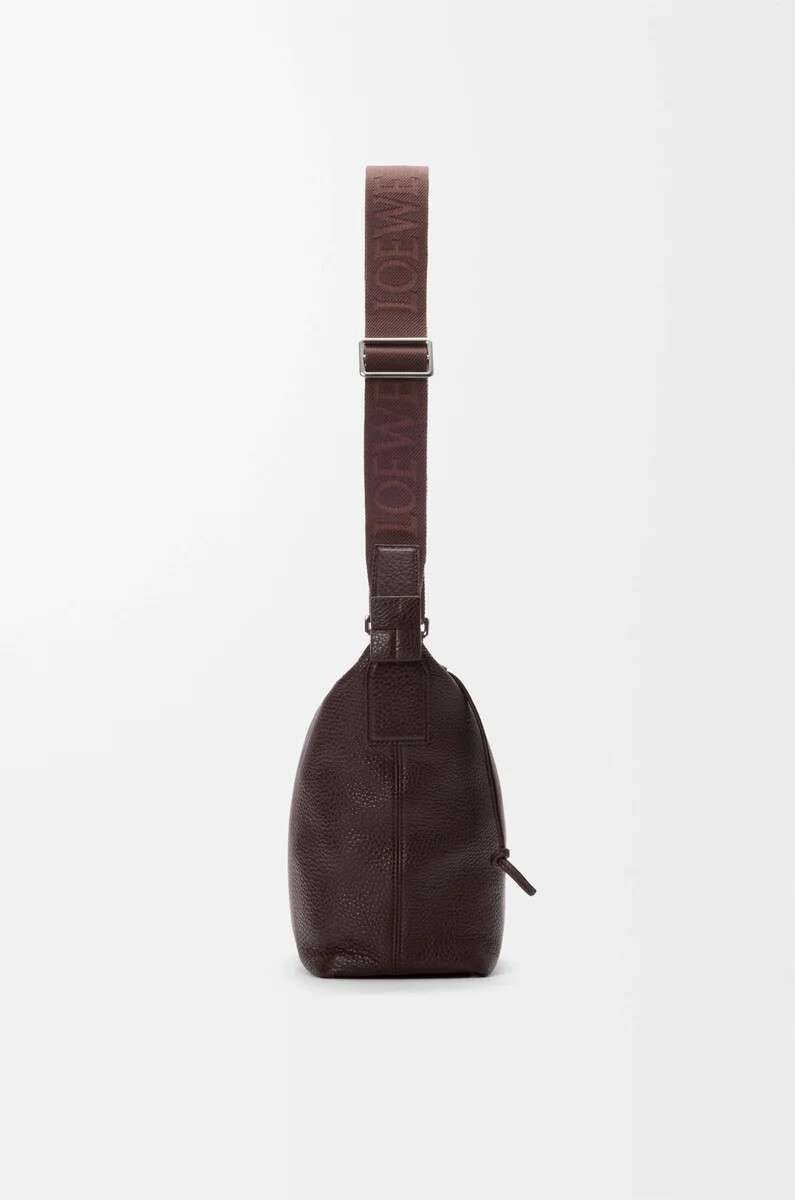 petit sac bandoulière cubi en cuir de veau souple grainé couleur bordeaux