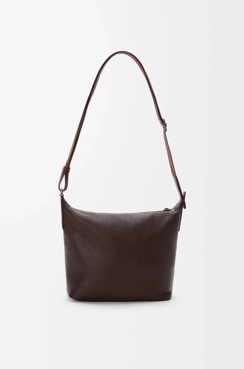 petit sac bandoulière cubi en cuir de veau souple grainé couleur bordeaux