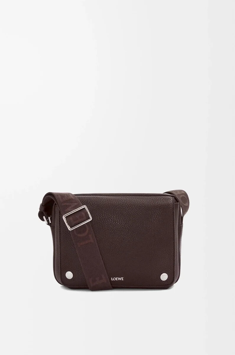 sac messager pebble moyen en cuir de veau souple grainé couleur bordeaux