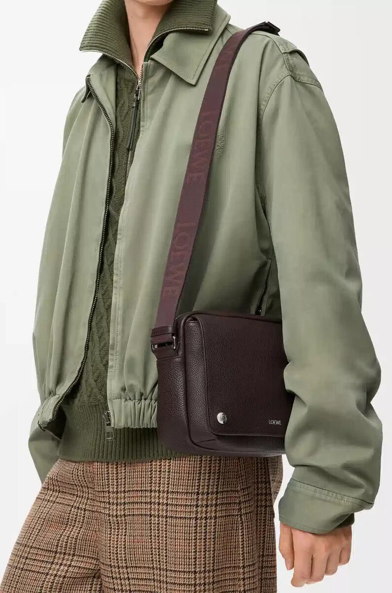 sac messager pebble moyen en cuir de veau souple grainé couleur bordeaux