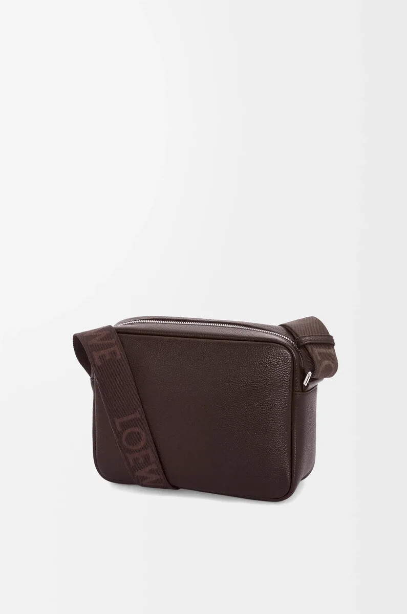 sac messager pebble moyen en cuir de veau souple grainé couleur bordeaux